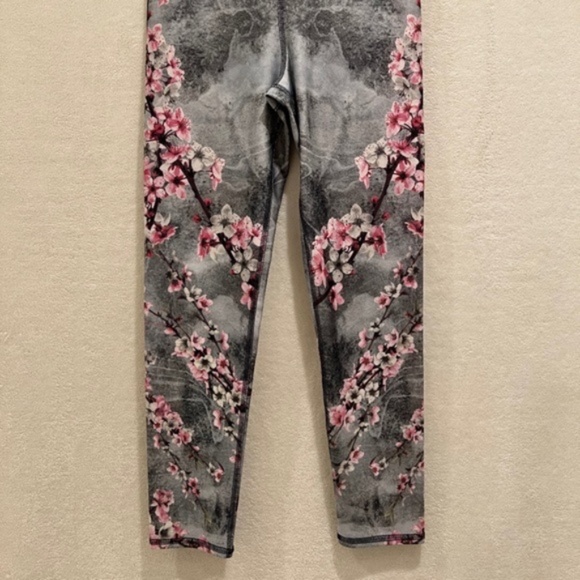 SALE!  4 Pairs!  Evolution and Creation Women's Workout/Yoga Leggings - Picture 6 of 12